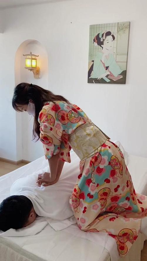 骑操美女老师的相关介绍