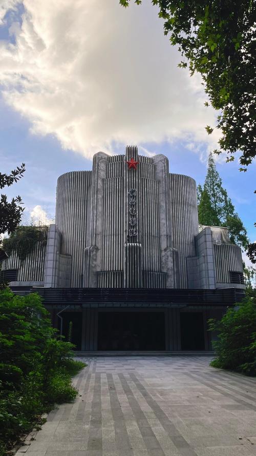 尤物校花被老头玩弄的相关介绍