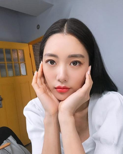 美女老师被男人操的相关介绍